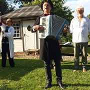 Hacken, Häckseln, Düngen: Im Schrebergarten